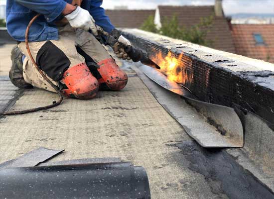 Travaux d'étanchéité de toit dans le Var